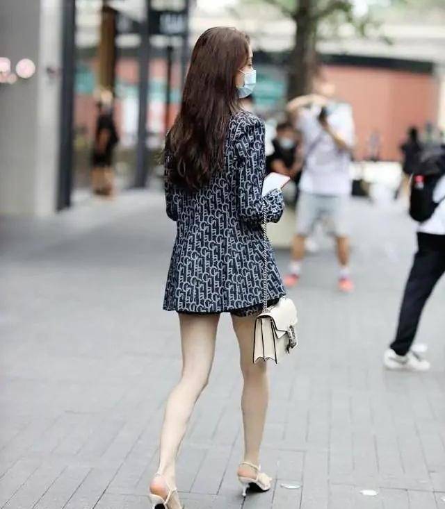 毛衣|穿着明艳动人的连衣裙就更让人心动了，有着修长的美腿和舒适百搭