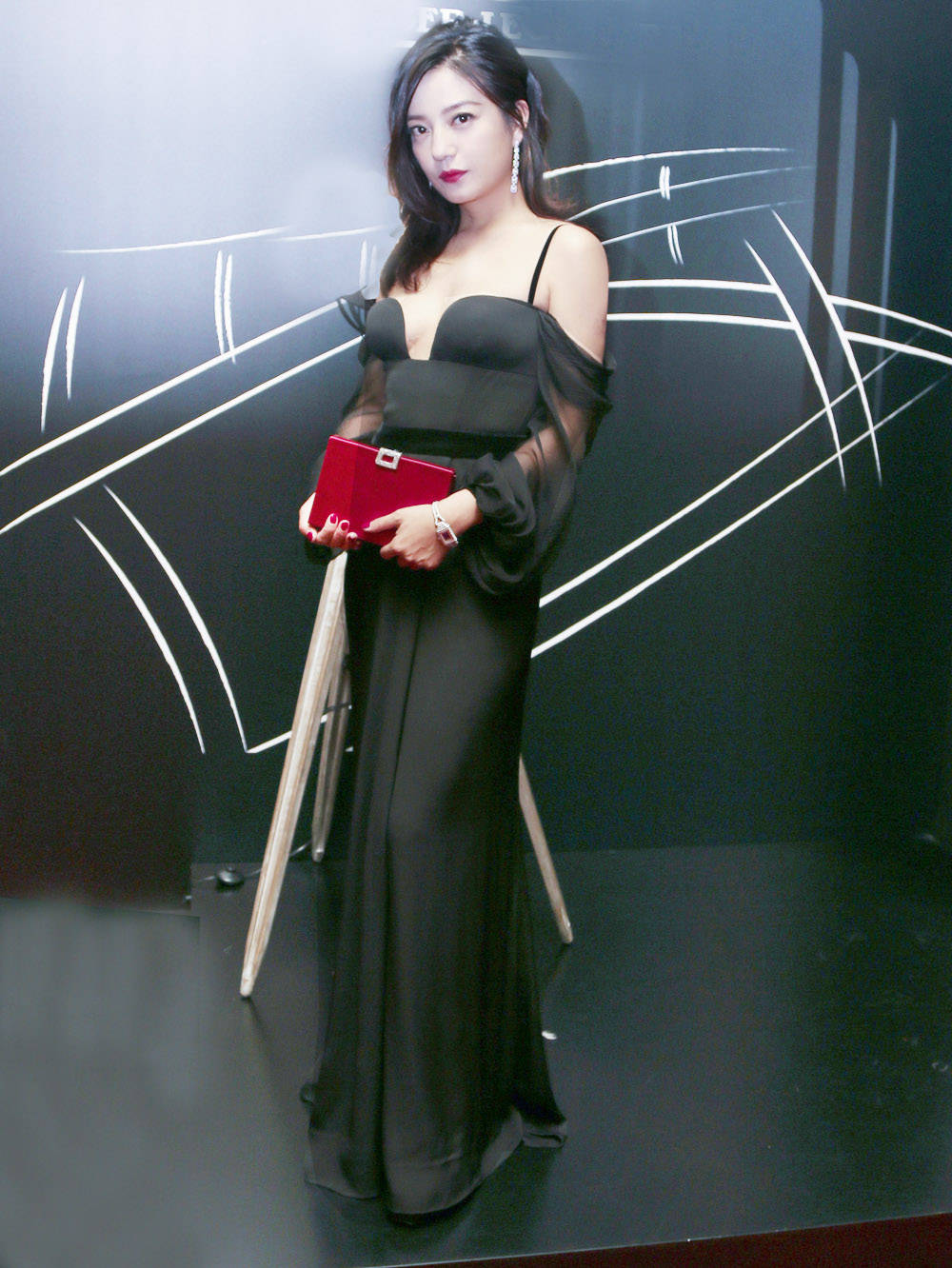 披肩|赵薇身穿黑色西服套装，围巾披肩搭配恨天高，完美彰显霸道女总裁