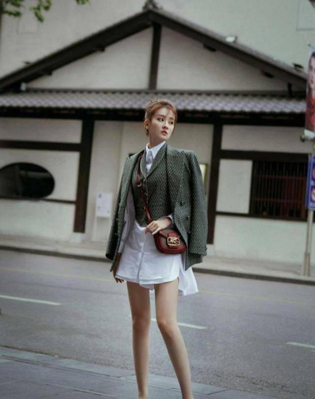 色彩|刘涛和乔欣穿同款衣服亮相，两人相差15岁，看着跟同龄人没区别