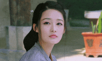 中性|李沁难得这么“大胆”，薄纱长裙和肌肤融为一体，中性风气场十足