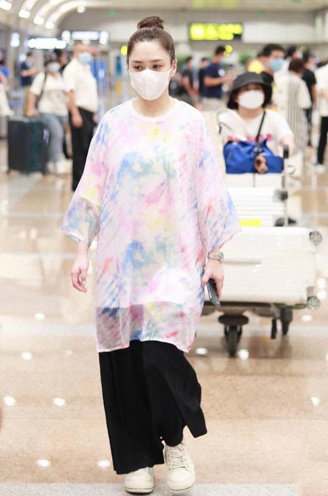 身材|阿娇的衣品好难懂，穿大码T恤配宽松阔腿裤，五五分身材太真实