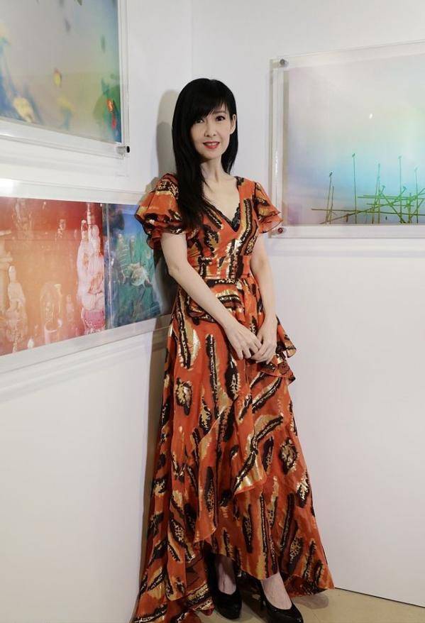 披肩|周慧敏一点不服老，53岁还学小姑娘穿红色挂脖连衣裙，魅力十足