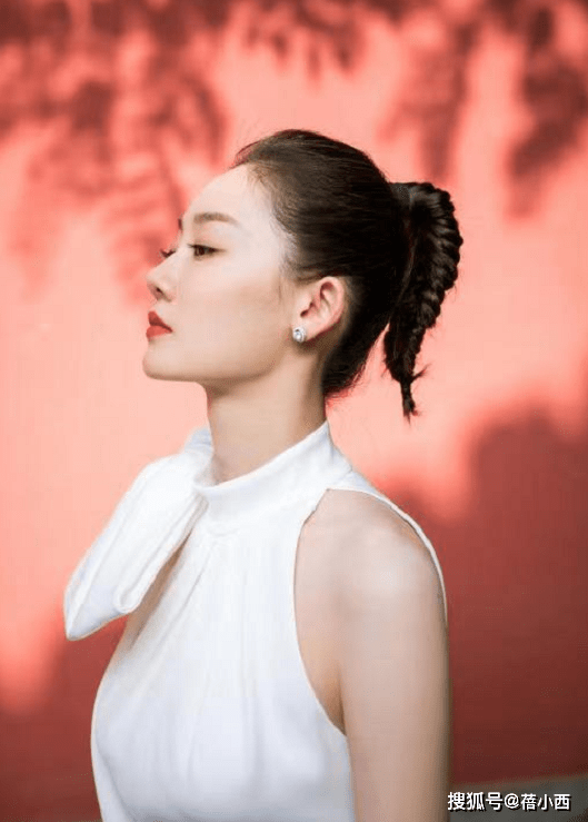 赫本|郑恺真是娶了个“美娇妻”，苗苗穿白色现“赫本式优雅”，太漂亮