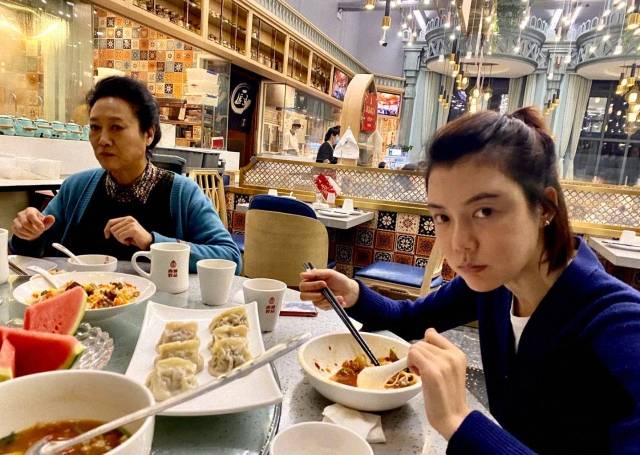 王丽云|车晓母女同框现身，吃饭一人一主食显寒酸，母女俩瞪眼表情太相似