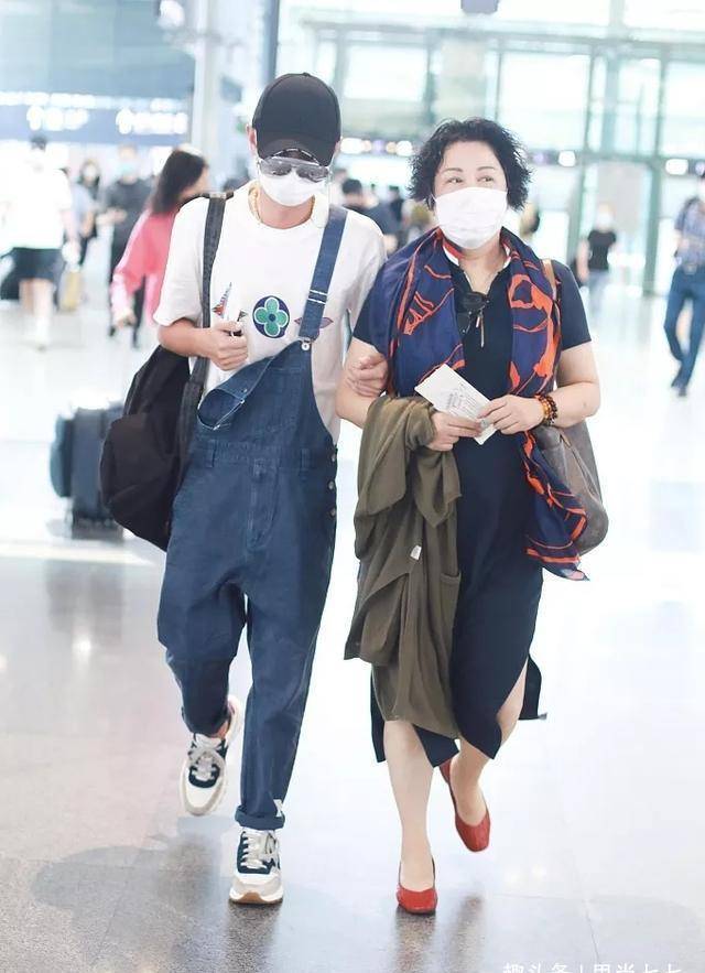 马伊琍|马伊琍牵俩女儿走机场，11岁扎公主头好乖巧，小女儿走路姿势霸气