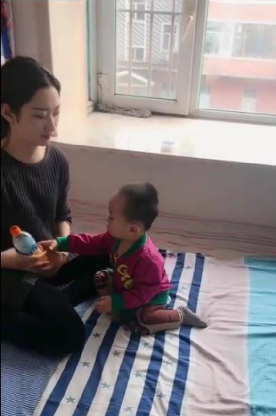 同事|二胎有了弟弟，相差18岁的姐姐欲哭无泪，看完忍不住笑了！