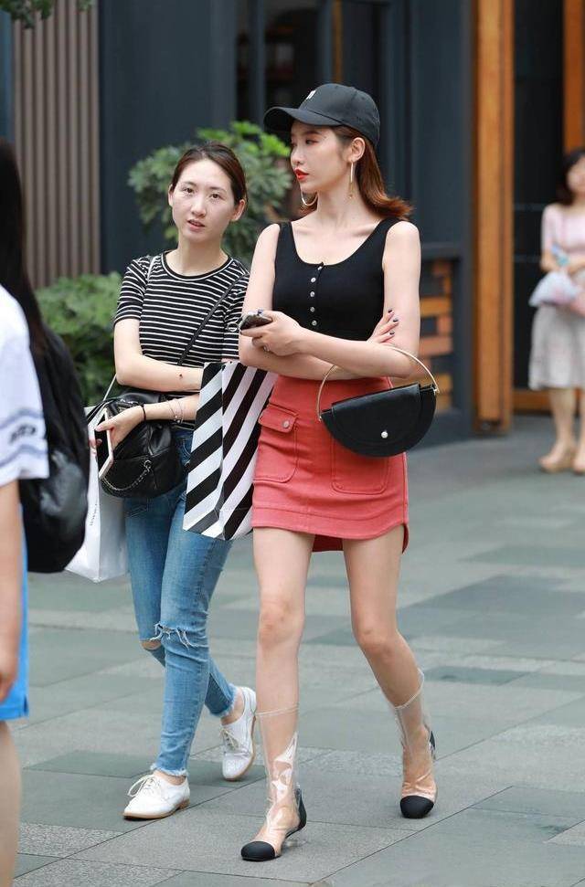 毛衣|披肩长发的齐肩连衣裙，给你想要的优雅，在街上很受欢迎