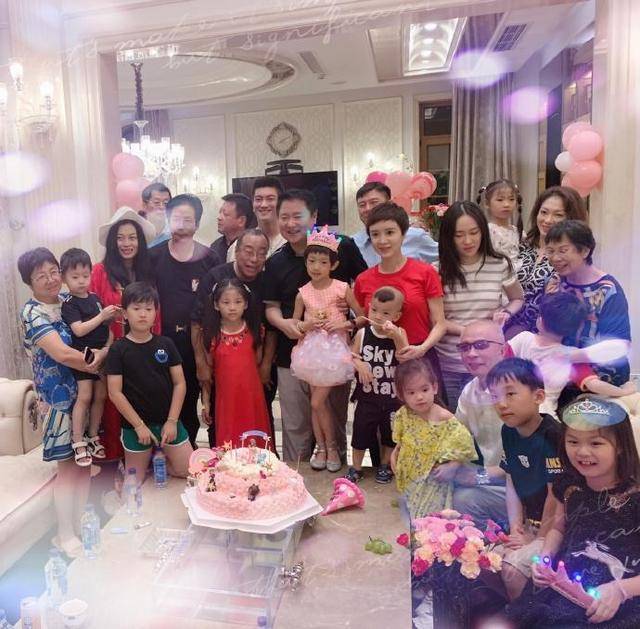 毛衣|阔太金巧巧母子走机场，复古毛衣喇叭裤，鞋子太尖像暗器