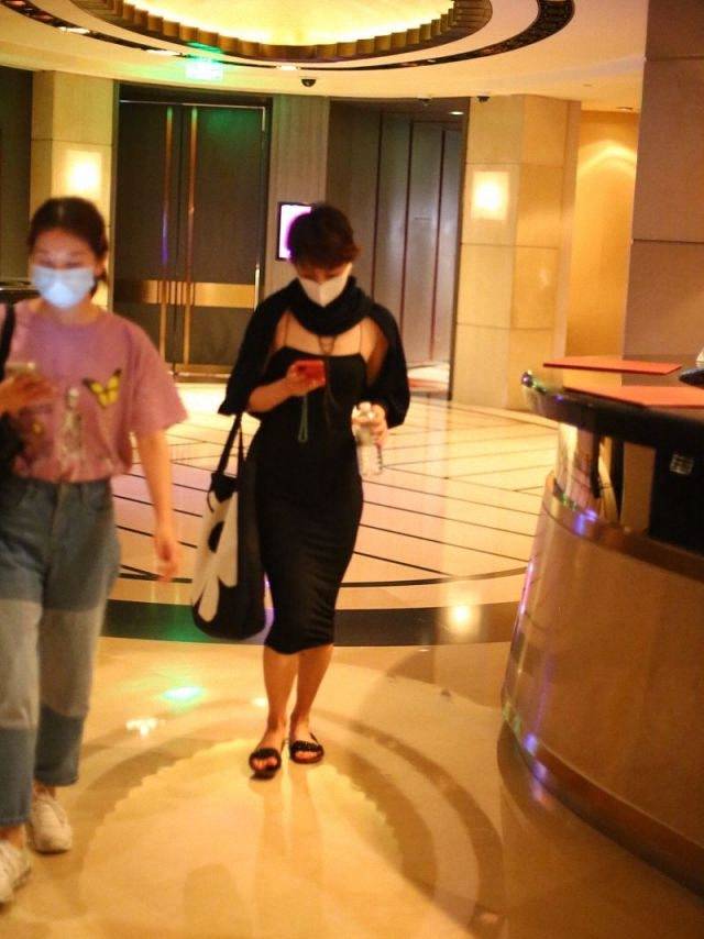 黑色|马伊琍带俩女儿三亚度假，12岁爱马穿短裤凉拖好清凉，妹妹更淑女