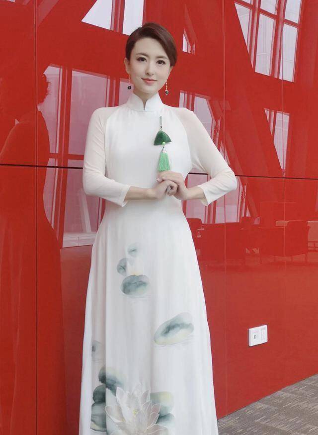 设计|张蕾才是真正不老女神，穿红色丝绒连体裤亮相，时髦洋气，太惊艳