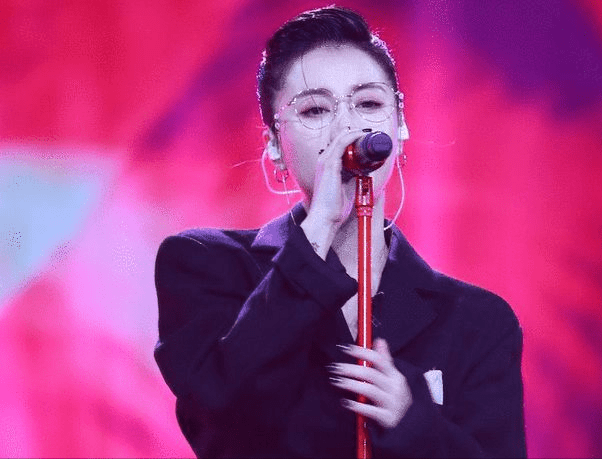 夫妻俩|李嘉格官宣即将生二胎，总裁老公陪伴医院产检，夫妻俩很幸福