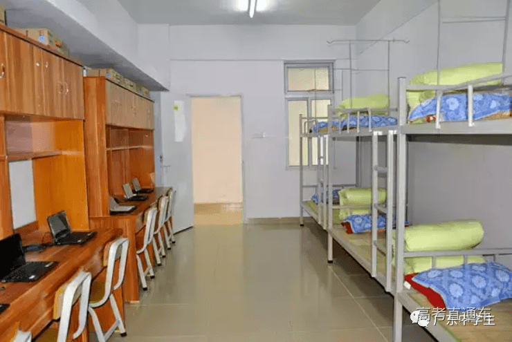 宿舍外景学校设有两种宿舍类型,一种为6人间公寓宿舍,上床下桌;一种为