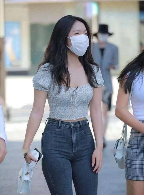 特性|超紧身牛仔裤,搭配露脐上衣,展现完美体形