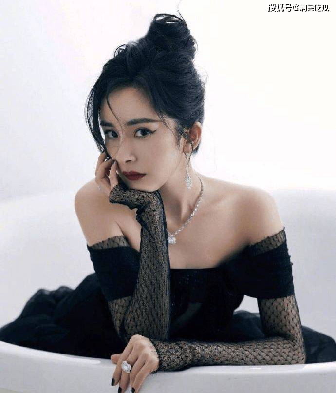 黑色|杨幂最新写真出炉,满屏的大长腿,性感深v展现好身材!