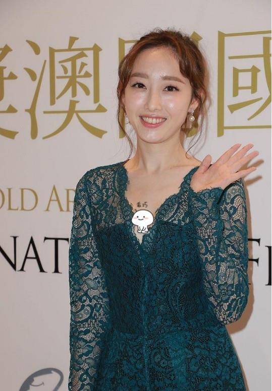 饱和度|蒋梦婕穿蕾丝睡裙还挺媚，深V大露背真敢穿，气质真的好迷人