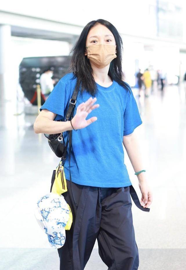 颜色|演技派底气就是足，周迅不仅穿的衣服很简单，头发都是乱糟糟的