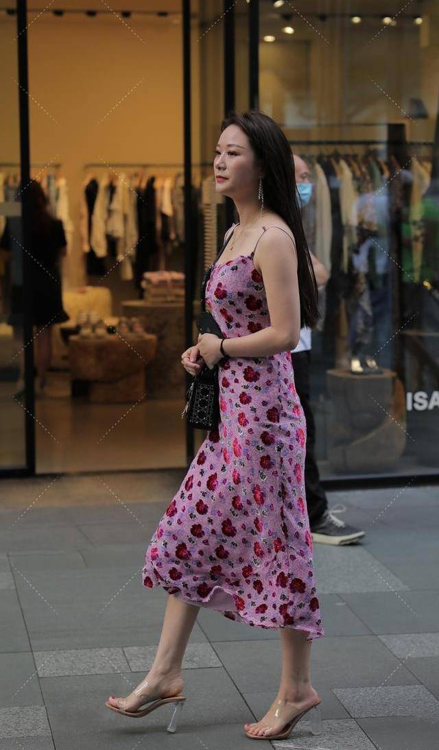 裙子|这款充满生活气息的装扮，却不鲜明