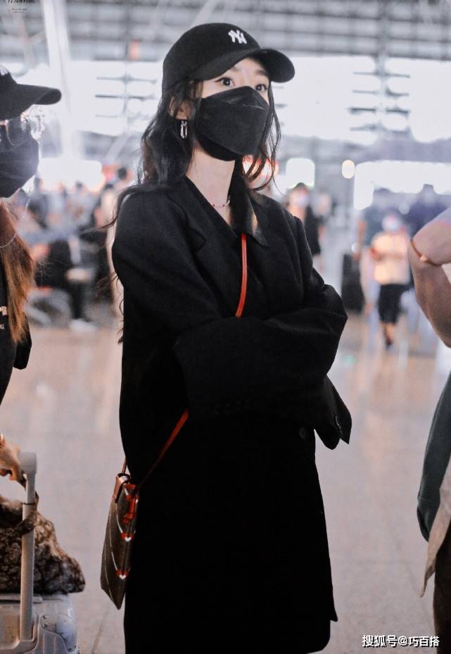 身材|杨幂又在用“竹竿腿”走秀，机场私服美呆了，特别抢镜