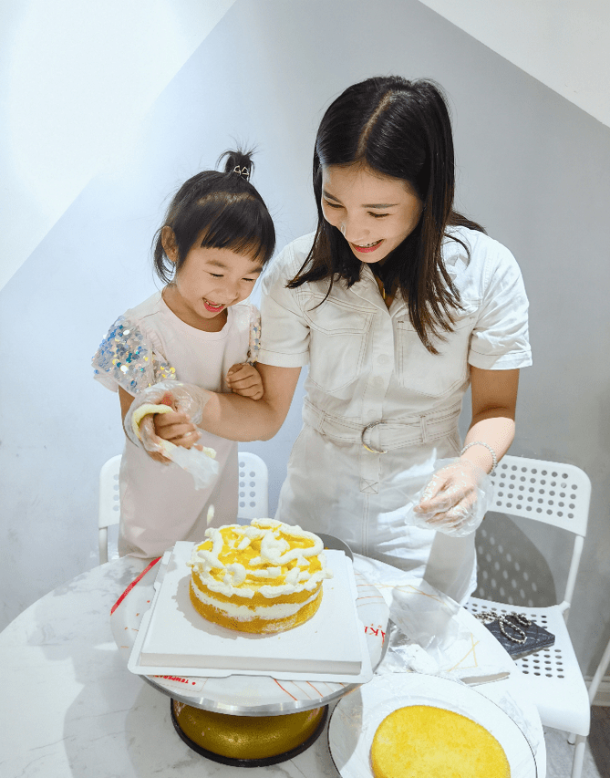 何姿|何姿的颜值完全不输给女明星，虽然已经当妈了，但仍然很有高级感