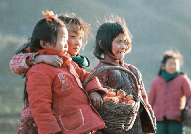 状况|尚且幼稚的女宝，纷纷爱上“奶辣风”装扮？背后是家长在推波助澜