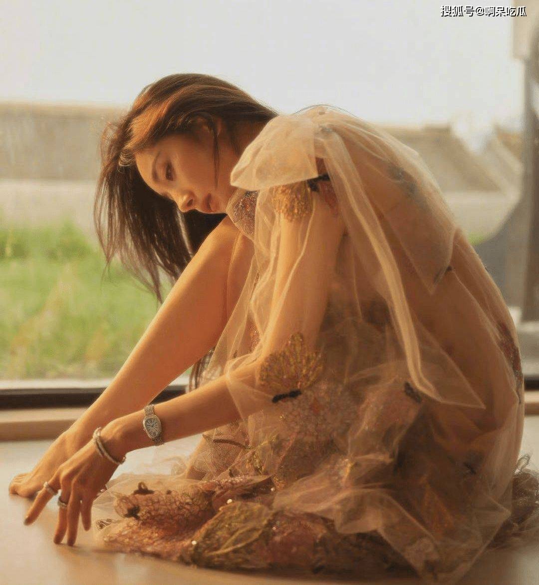 黑色|杨幂最新写真出炉,满屏的大长腿,性感深v展现好身材!