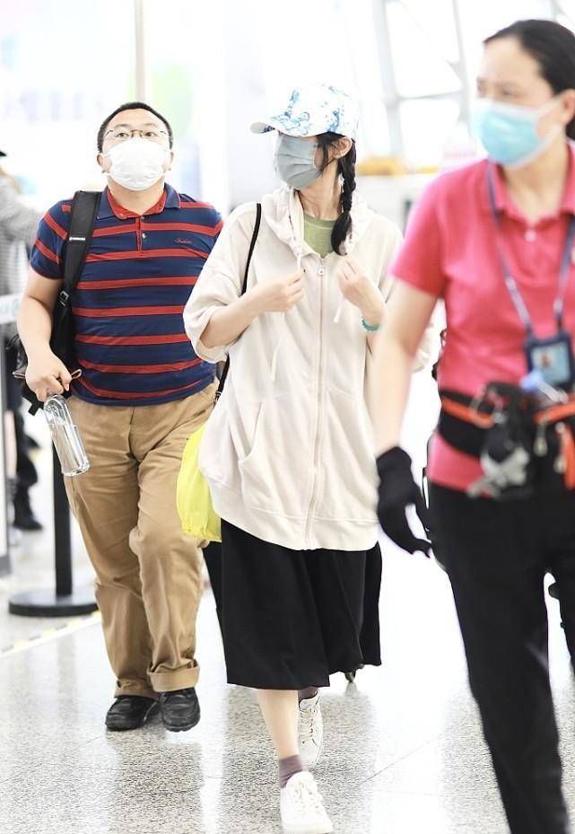 颜色|演技派底气就是足，周迅不仅穿的衣服很简单，头发都是乱糟糟的