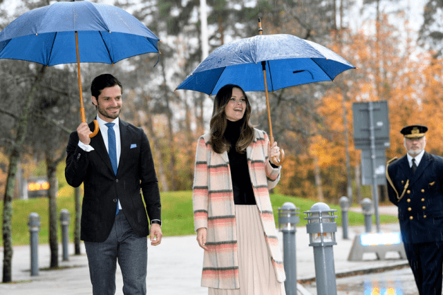 黑色|瑞典辣模王妃新照曝光！拖地喇叭裤太累赘，4个月大的小王子萌翻