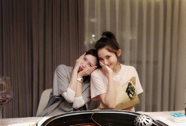 设计|古力娜扎的豪宅曝光，电视直接丢在地上，在家刺绣的样子太美了