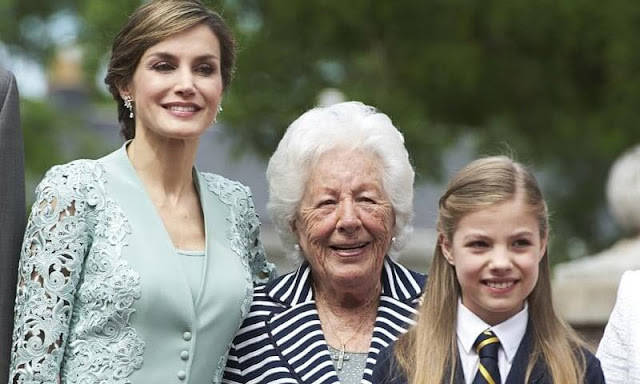 细节|?莱后祖母去世后首次营业！穿褶皱蓝裙秀肌肉，强忍悲痛瞬间显老了