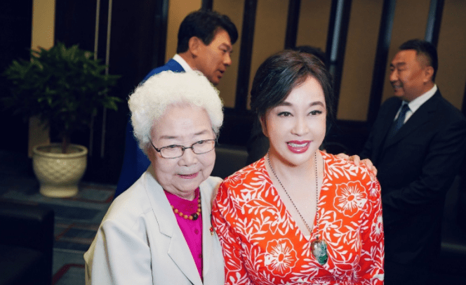 各个年龄段的刘晓庆 5bb84a18e4ef48149d2554786a8f994a.png