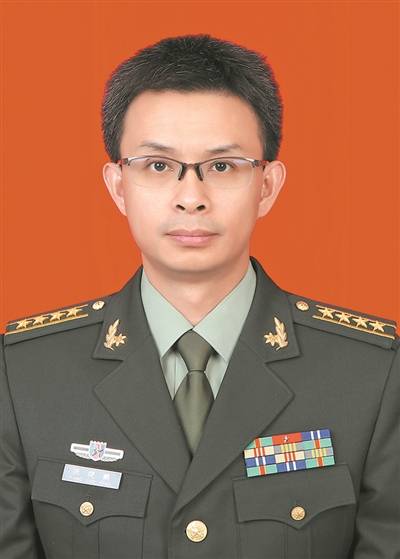 男,汉族,1980年4月出生,1997年8月入伍,1998年6月入党,专业技术大校