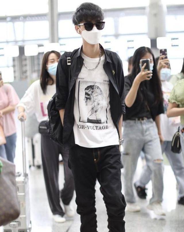 身材|秦霄贤衣品不错,白衬衫配格子裤休闲时尚,就是身材太瘦撑不起来