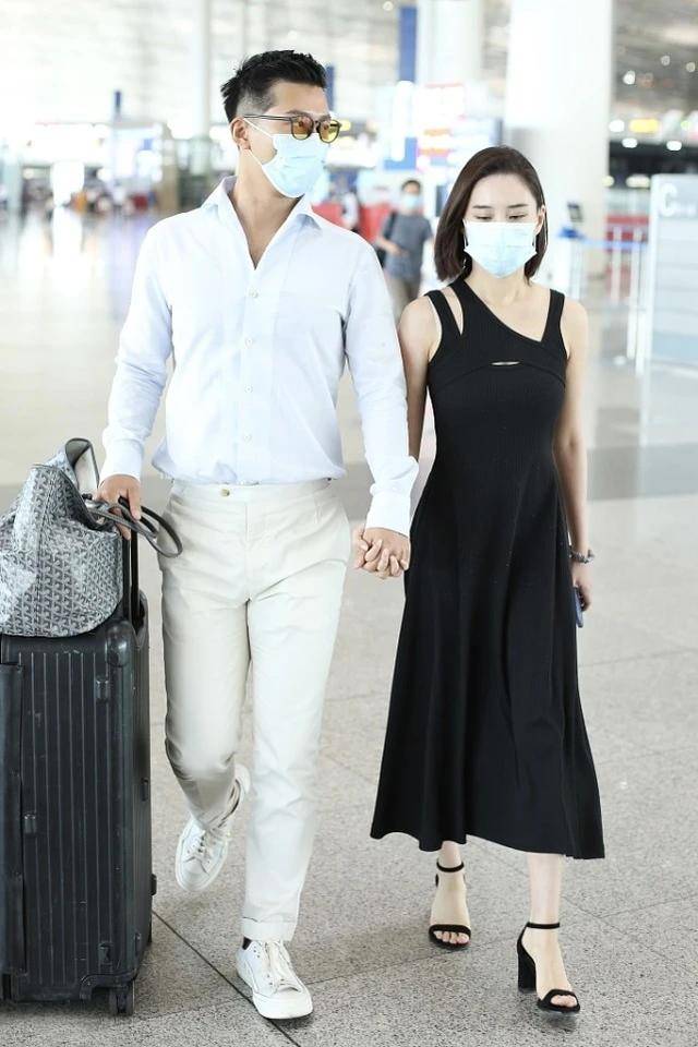 视觉|窦骁何超莲十指相扣现身，黑加白情侣风穿搭秀恩爱，这时髦感真强