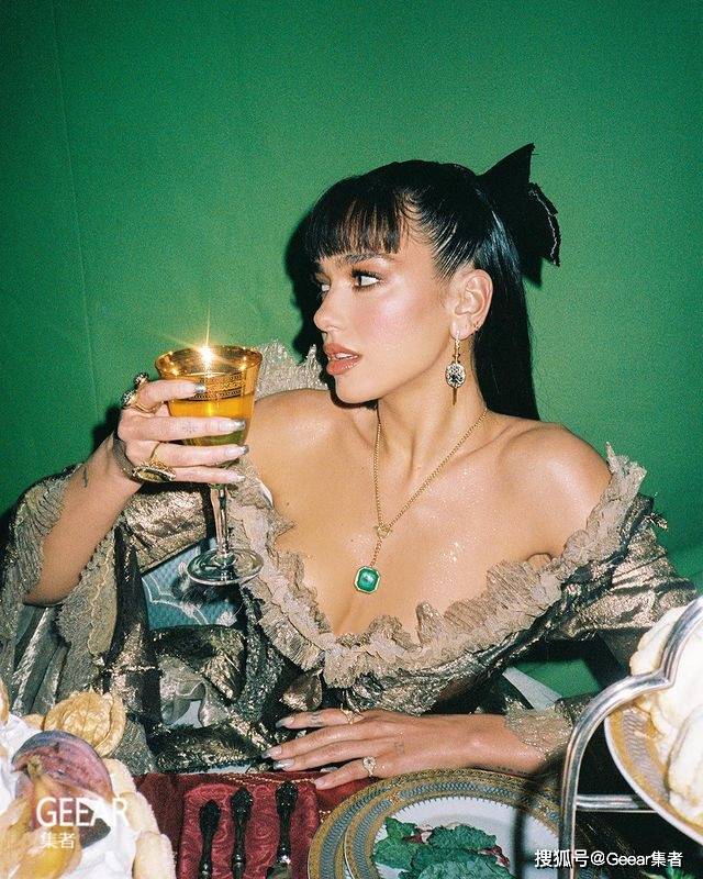 Jean|Dua Lipa新MV穿上98年高订礼服，中世纪女王造型令人惊喜！