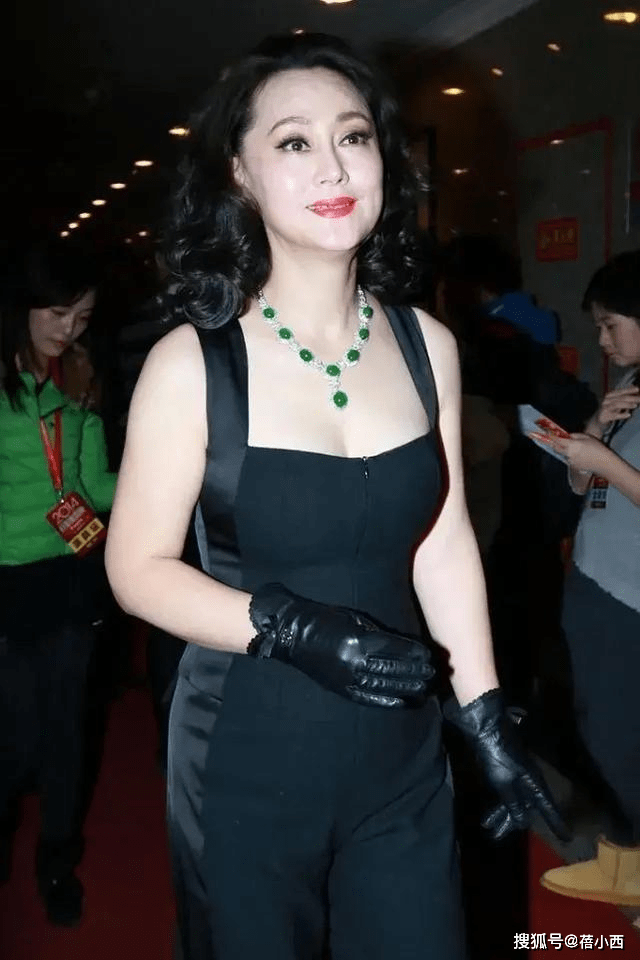 黑色|大宋佳这身材中年女性都想拥有，穿吊带连体裤亮相，美出新高度