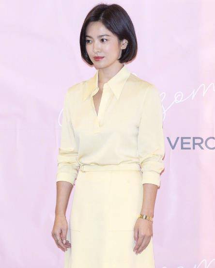 职业|短发的宋慧乔更显成熟,一身鹅黄色职业穿搭,温柔大方又得体