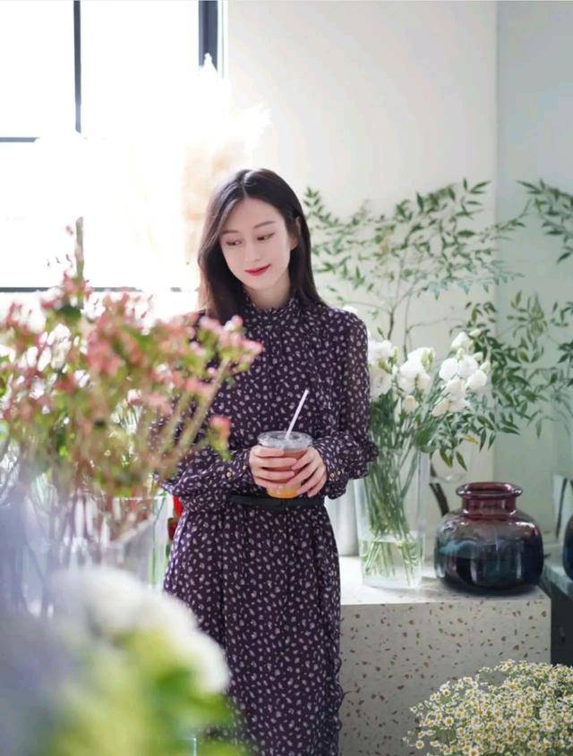 褶皱|深色碎花裙一点都不老气，穿上黑色单鞋，整个造型十分精致。