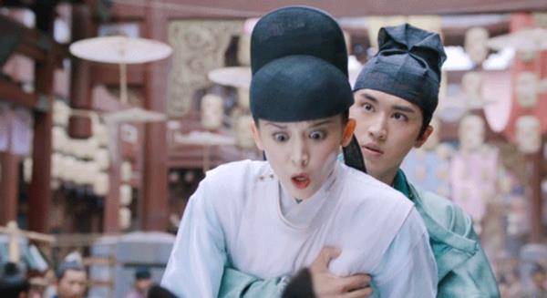 设计|古力娜扎的豪宅曝光，电视直接丢在地上，在家刺绣的样子太美了