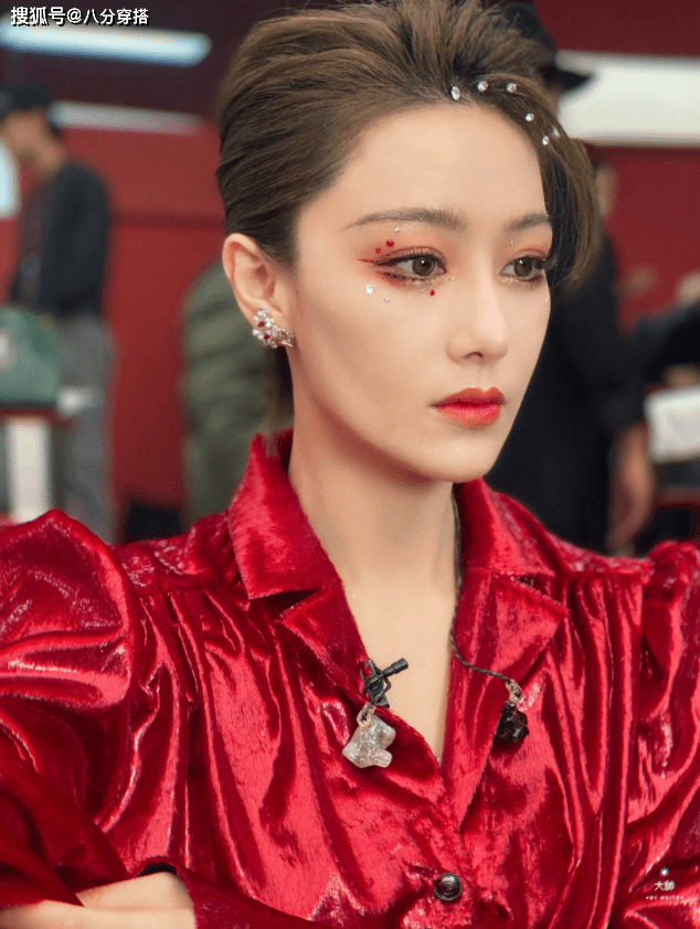 真有|董洁打扮真有“女团味”，红色抹胸搭配长裤性感妩媚，减龄有活力