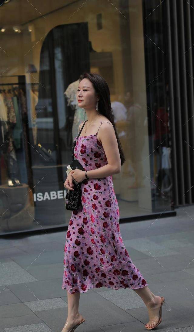 裙子|这款充满生活气息的装扮，却不鲜明