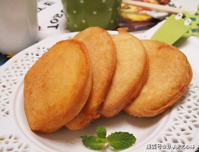 下锅|炸馒头片，别裹鸡蛋液了，教你1招技巧，馒头片外酥里嫩，不吸油