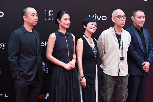 姜文|周韵罕见走红毯不带姜文，换新发型超温柔，脖梗皮肤松弛痦子抢镜