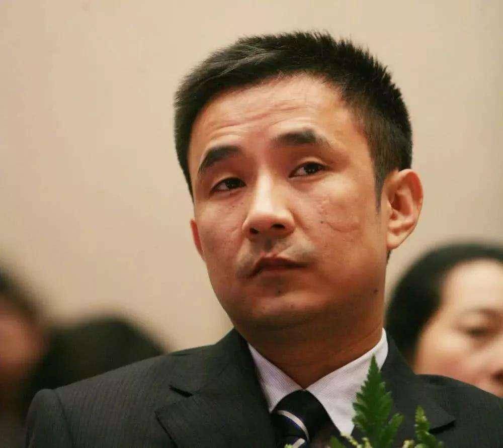 女明星|因欠八百多亿逃往国外，带走一女明星和61个亿，父亲下葬都不回来