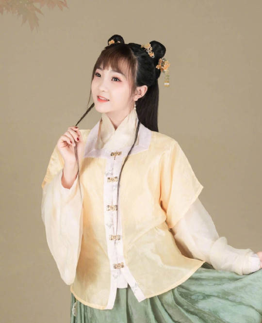 身材|22岁林妙可晒古风写真，撑伞吹笛婉约清丽，无修图旗袍装暴露真实身材