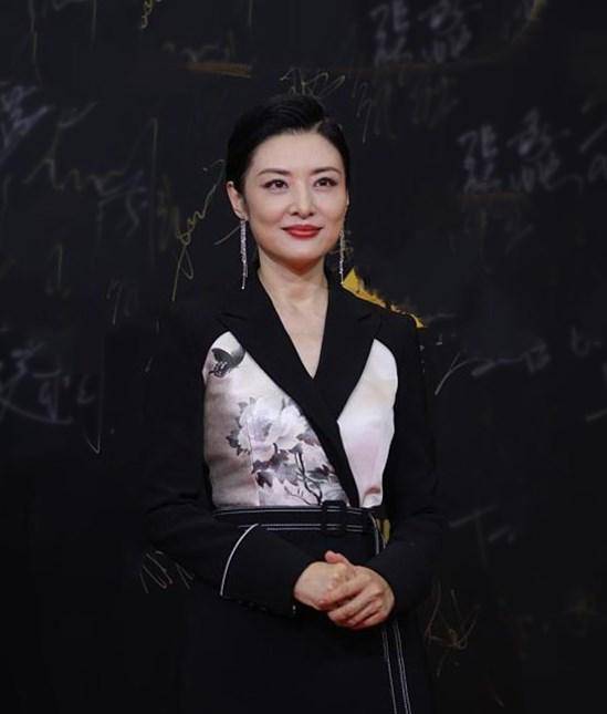 马伊琍|飞天奖颁奖礼，童瑶穿礼服亮眼站C位？马伊琍穿靴子成全场最帅
