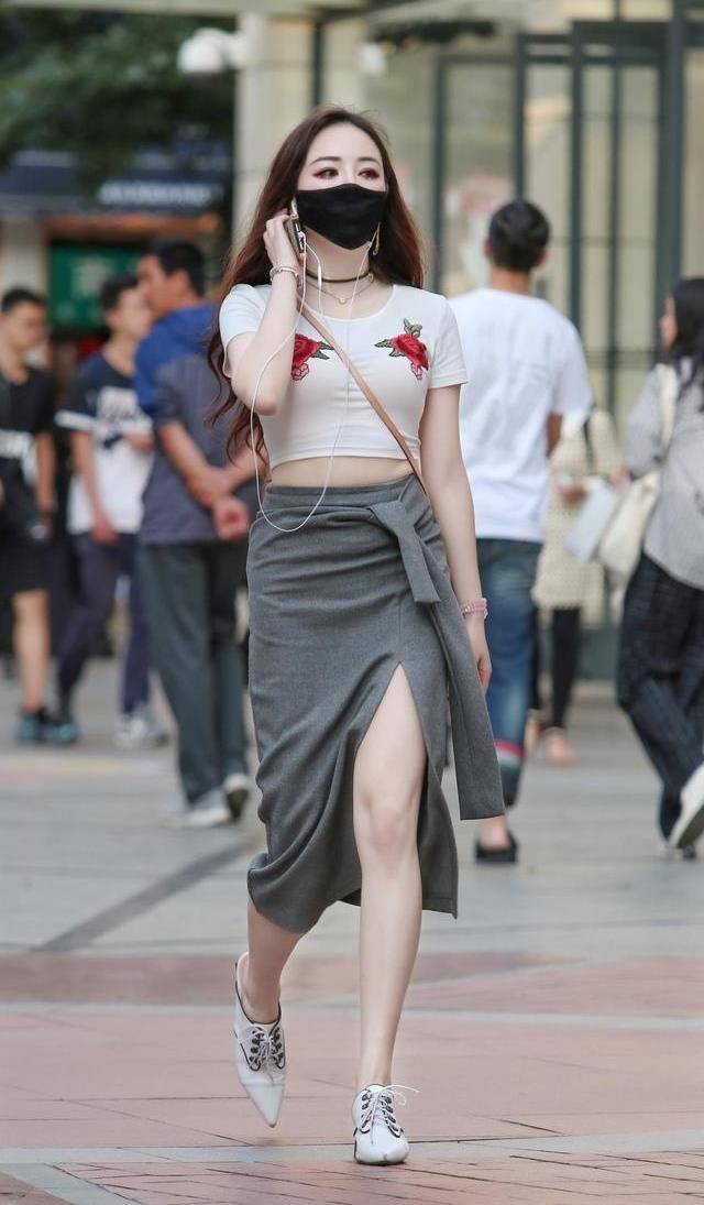的比例|素颜出现在广场上的胖网红女郎,留着整齐的刘海发