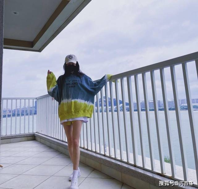 身材|杨幂又在用“竹竿腿”走秀，机场私服美呆了，特别抢镜