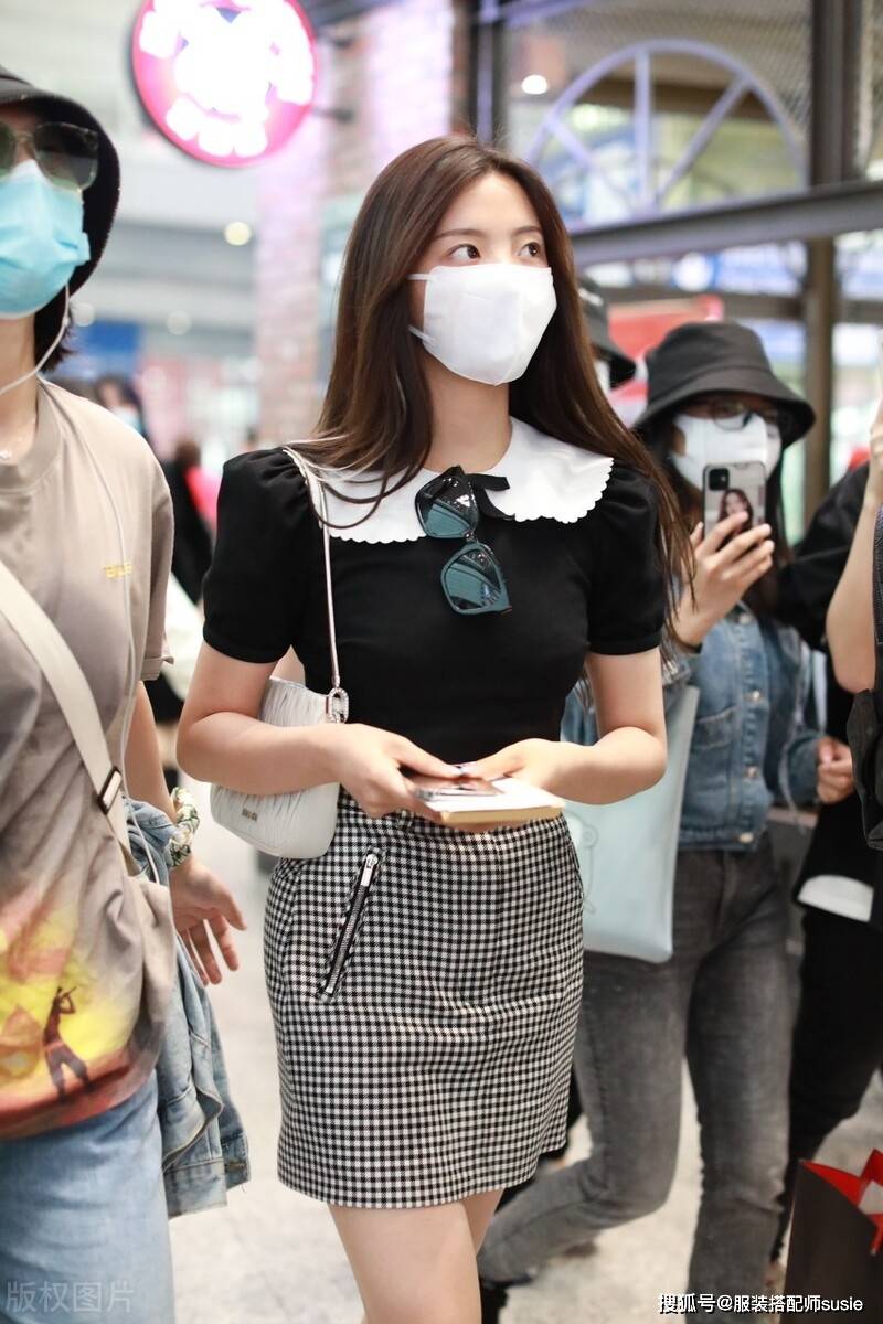 设计|杨超越蓝色镂空牛仔裙，露出性感的小蛮腰，魔鬼身材一览无余
