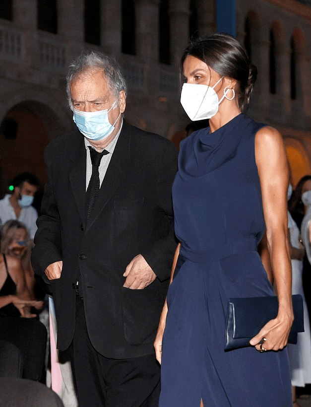 细节|?莱后祖母去世后首次营业！穿褶皱蓝裙秀肌肉，强忍悲痛瞬间显老了