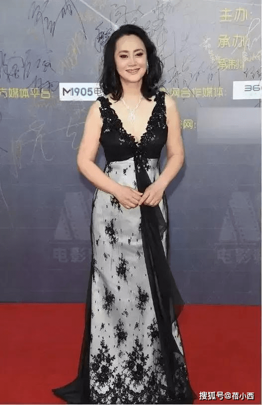 黑色|大宋佳这身材中年女性都想拥有，穿吊带连体裤亮相，美出新高度